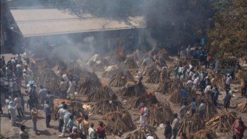 Desbordado por las muertes, India ya realiza cremaciones en las calles