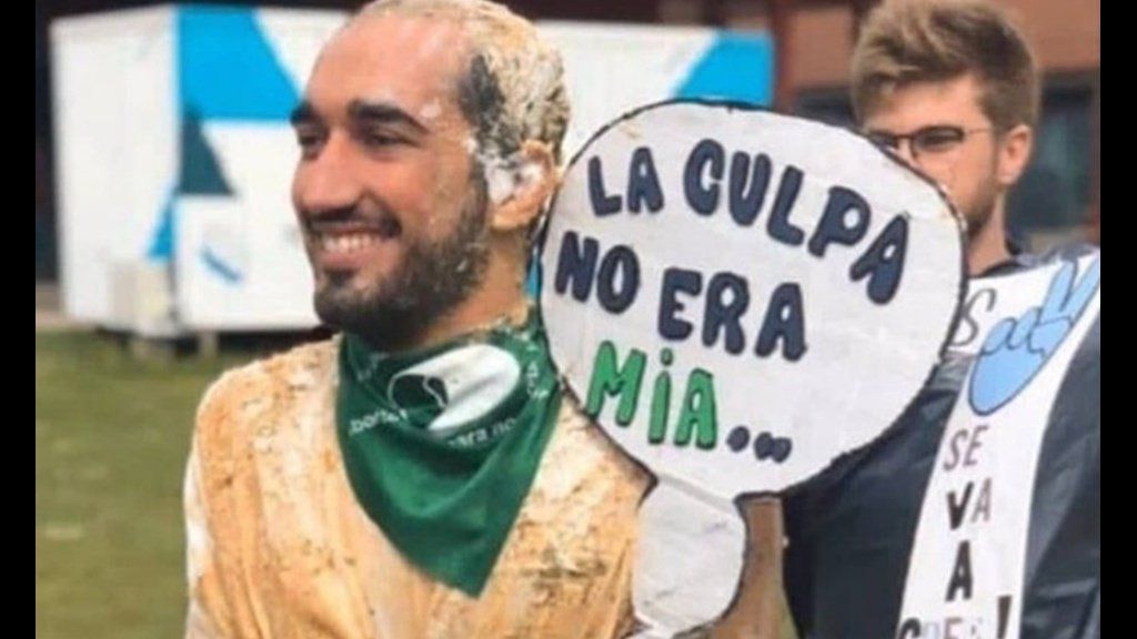Le sacaron el título al alumno que festejó su recibida disfrazado de víctima de femicidio