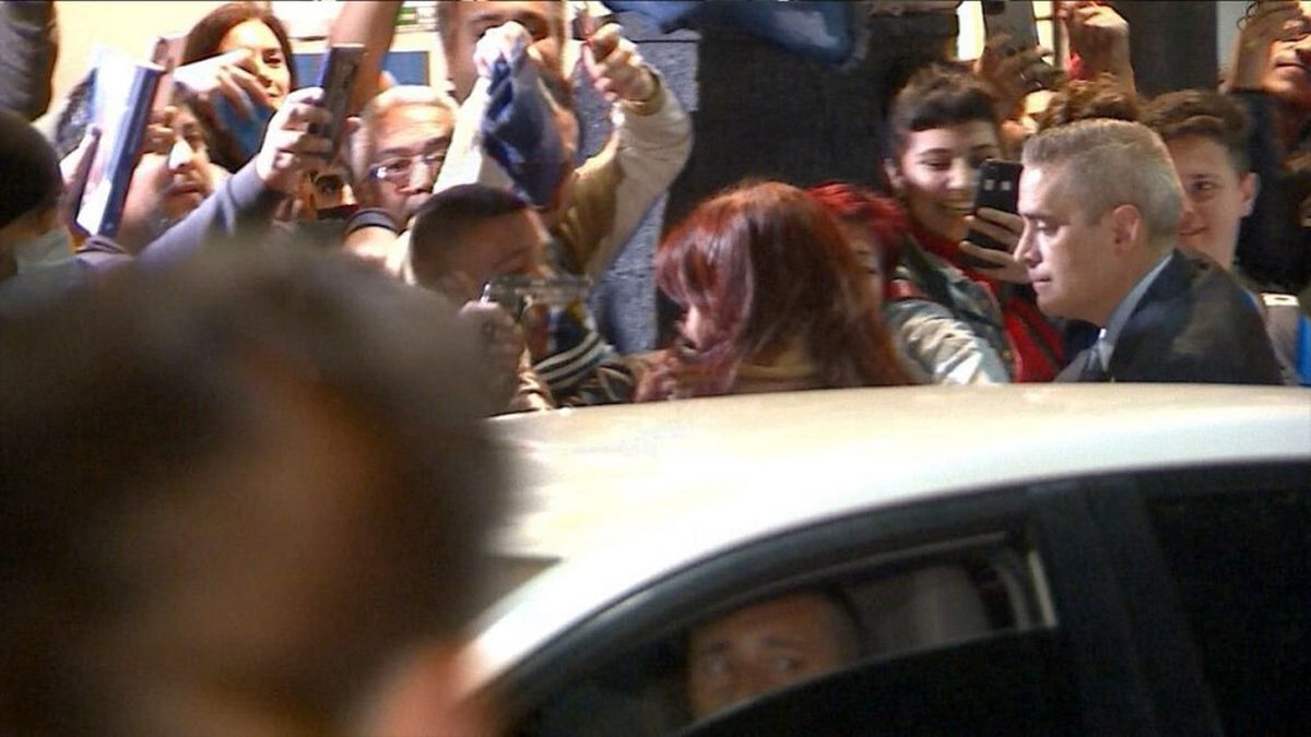 La vicepresidenta Cristina Kirchner fue atacada por parte de un hombre que quiso dispararle con un arma de fuego cuando saludaba a los militantes en el arribo a su a su casa en Recoleta (Foto: NA).