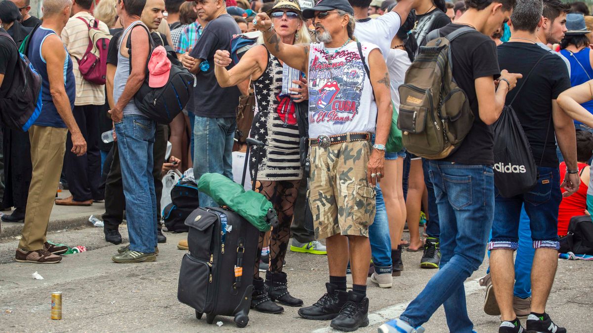 Los fans llegaron temprano al predio de la Ciudad Deportiva donde tocan los Stones.