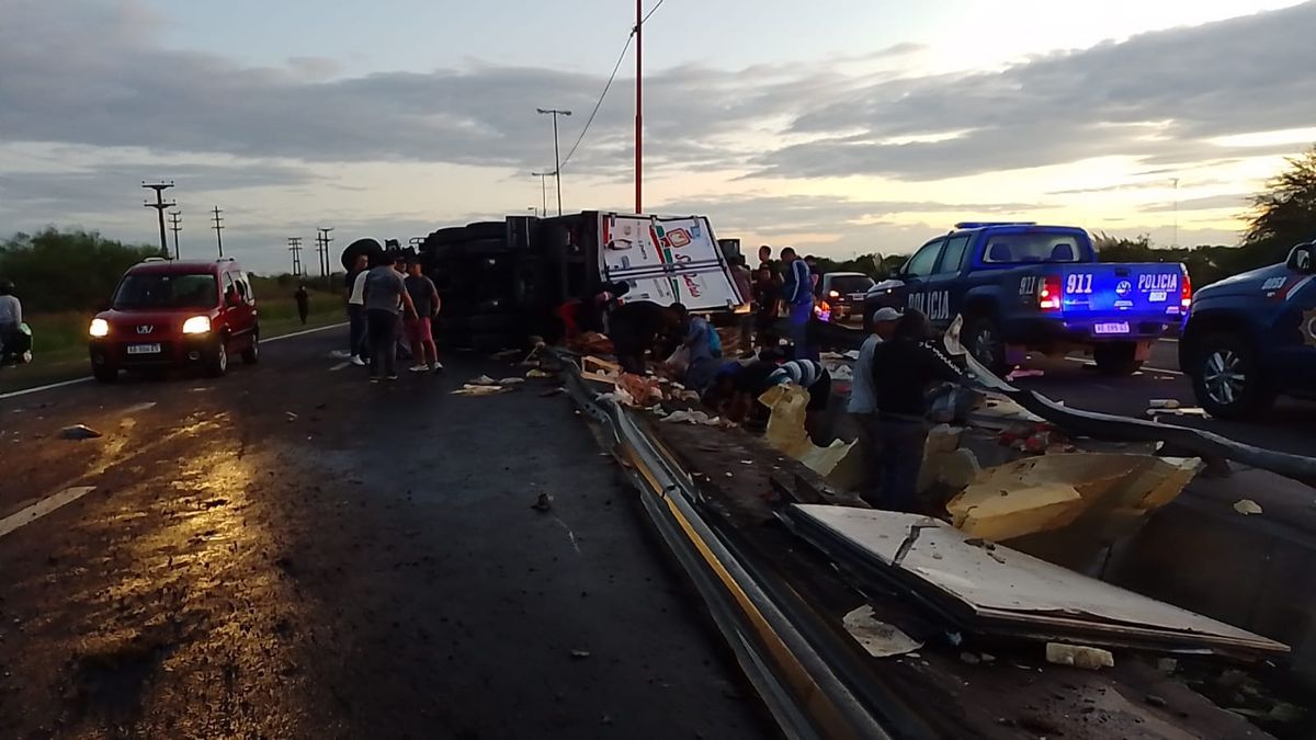 Volcó un camión con 8 toneladas de pollo y fue saqueado en minutos