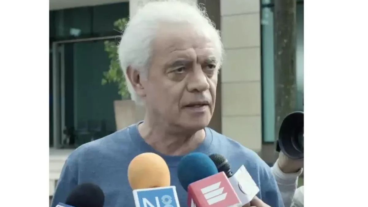 Recreación en Maradona: Sueño Bendito sobre la declaración que hizo Guillermo Coppola a la prensa en la puerta del Cantegril, Uruguay, 2000. 