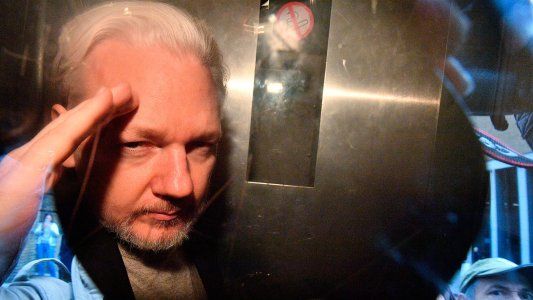 Condenan a 50 semanas de cárcel a Julian Assange por violar su libertad condicional