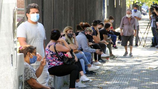 Por la espera para testearse, hay personas que cobran por hacer la fila para los hisopados