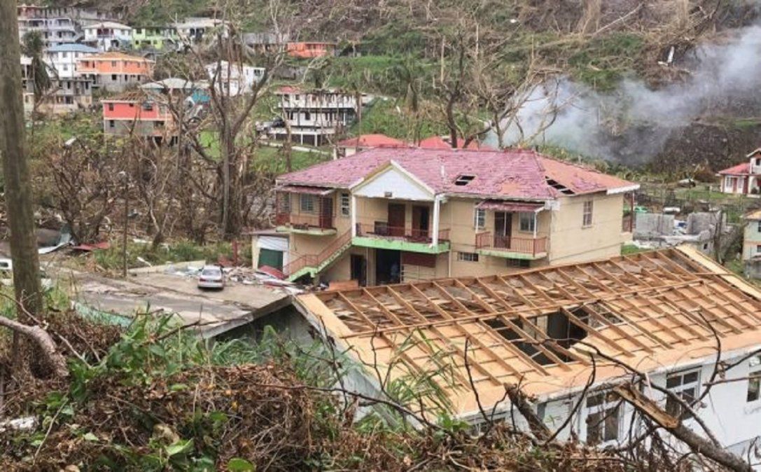 Destrozos visibles en un barrio de Wallhouse