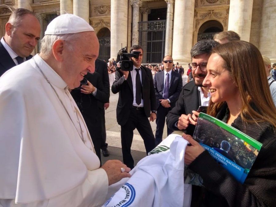 Por si no quedaba claro, el Papa salió a firmar una remera del lujanazo moyanista