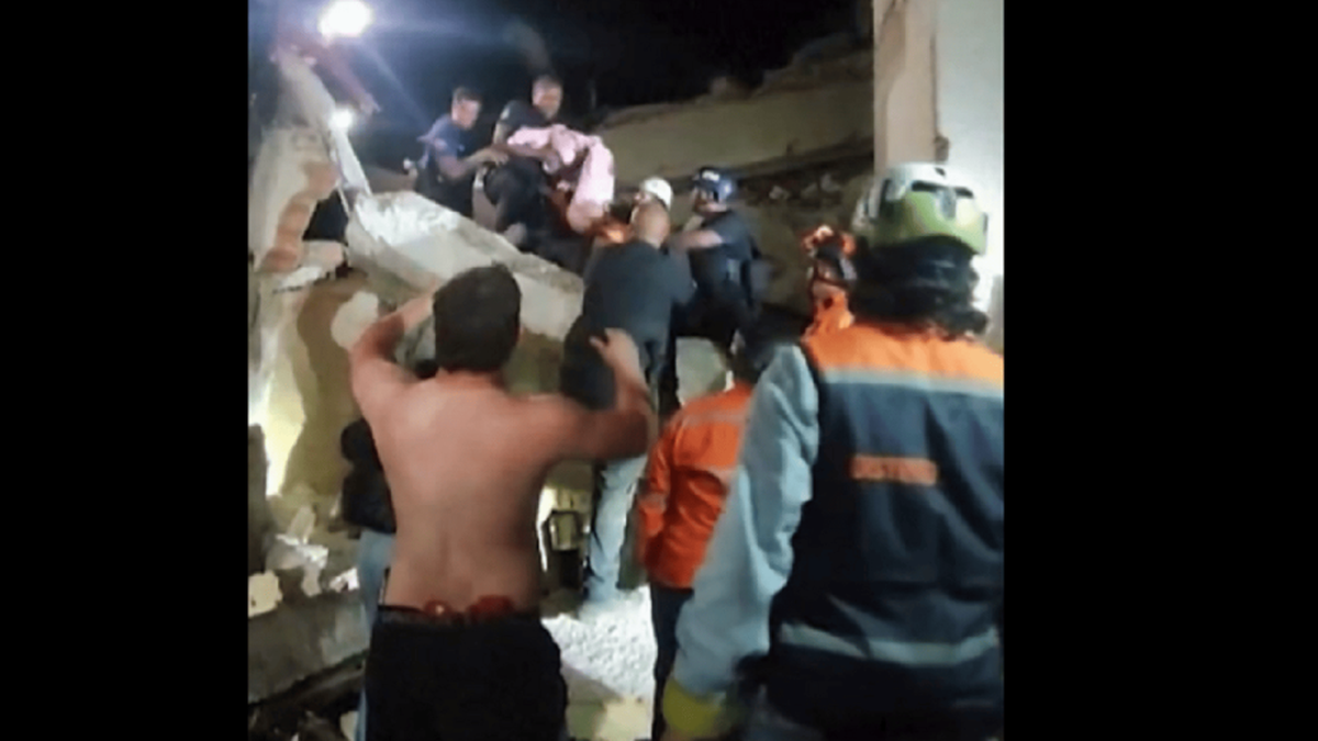 Rescatan con vida a un bebé tras pasar 32 horas bajo los escombros en Venezuela. Foto: captura