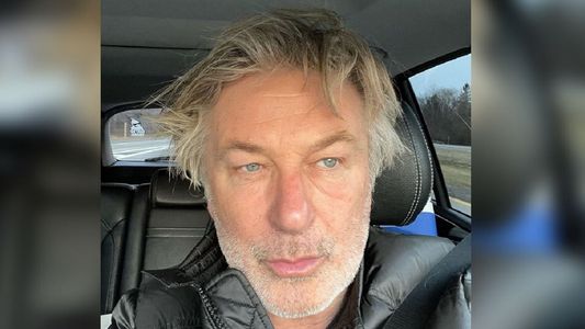 Difunden el video de la primera entrevista de Alec Baldwin tras el tiroteo mortal en el set de Rust