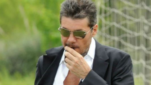 Tinelli se prueba la pilcha de DT de fútbol