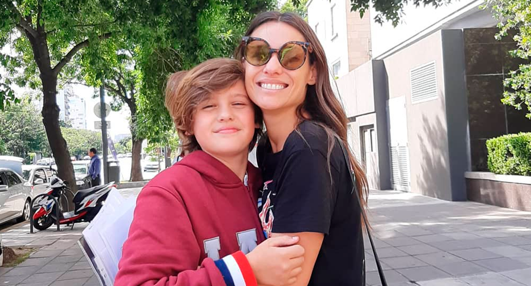 El hijo de Pampita: A mi mamá solo la siguen viejitos que ni foto tienen
