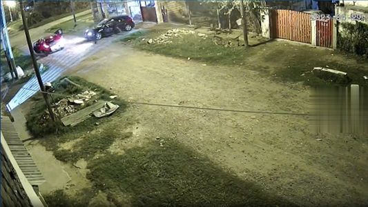 ¡Dejame bajar a la nena!: la desgarradora súplica de una mujer mientras le robaban el auto