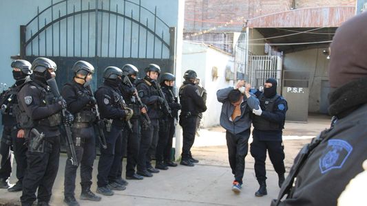 Santa Fe vacía las comisarías de Rosario y traslada presos a un nuevo complejo penitenciario