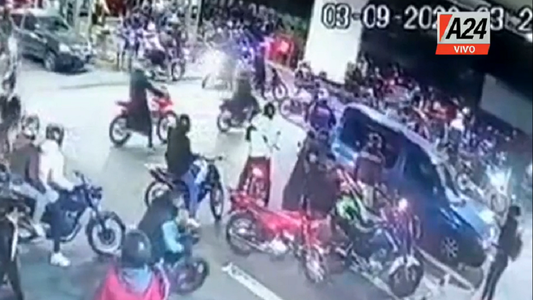 Video | Megaataque piraña: más de 60 motos asaltaron una estación de servicio