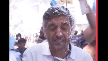 Pura espuma: el video del corresponsal extranjero que sufrió los festejos en el Obelisco
