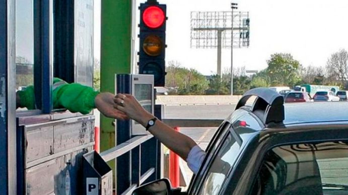 Mostró el tremendo truco que usa para no pagar nunca más un peaje