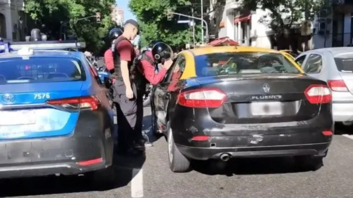 El desesperado intento de la Policía para despertar a un taxista dormido en plena avenida