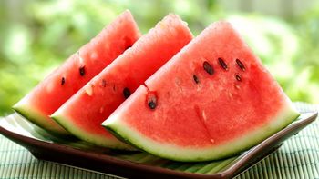 La sandía, compuesta en su mayoría por agua y rica en vitaminas A y C, potasio, magnesio, citrulina, licopeno y fibra, no solo hidrata, sino que también contribuye a la salud cardiovascular, la protección celular y el bienestar general. La sandía, compuesta en su mayoría por agua y rica en vitaminas A y C, potasio, magnesio, citrulina, licopeno y fibra, no solo hidrata, sino que también contribuye a la salud cardiovascular, la protección celular y el bienestar general.