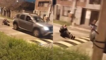 Video impactante: lo acusaron de robarle a una mujer y lo arrastraron con una camioneta
