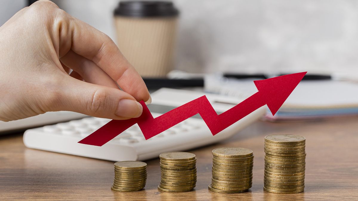 Invertir el aguinaldo de forma inteligente ayuda a proteger los pesos de la inflación y también puede generar rendimientos adicionales a mediano y largo plazo. (Foto Freepik)