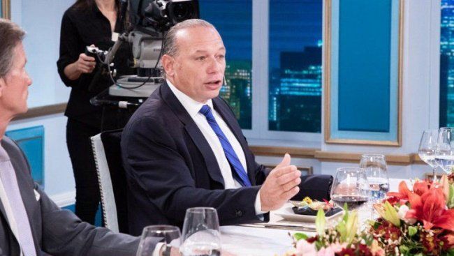 El ministro de Seguridad de la provincia de Buenos Aires Sergio Berni en su visita al programa de televisión de Mirtha Legrand, conducido por Juana Viale.