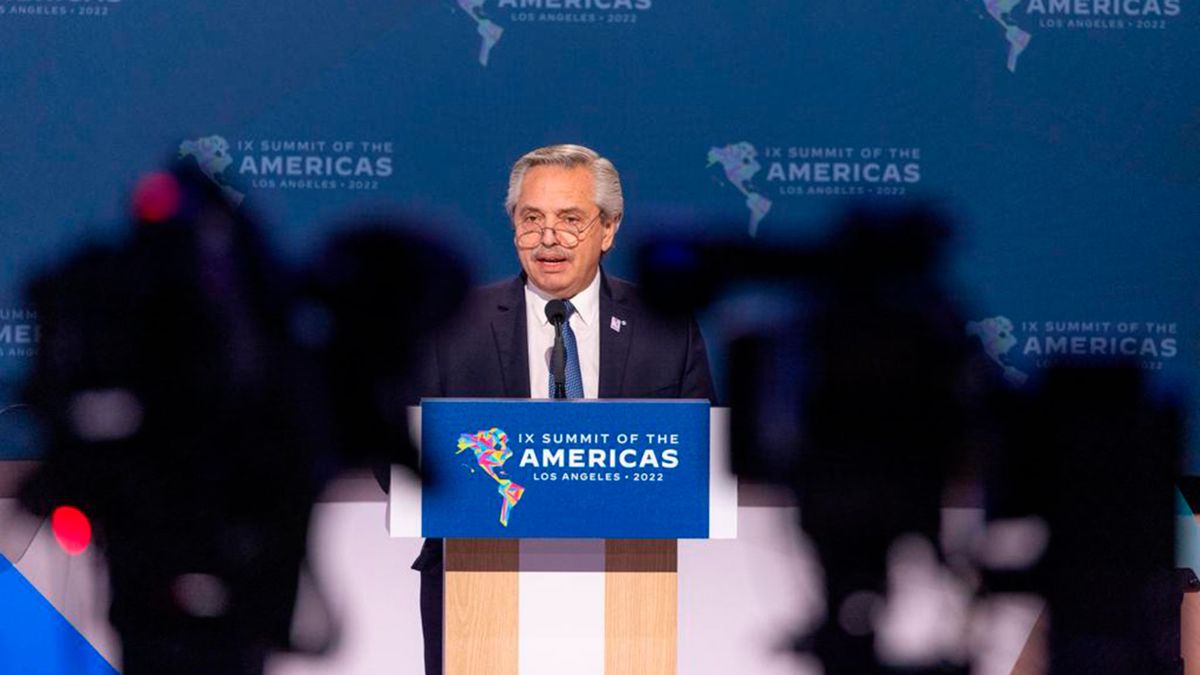 Alberto Fernández regresará este viernes por las noche a la Argentina tras su paso por la Cumbre de las Américas (Foto: AP).
