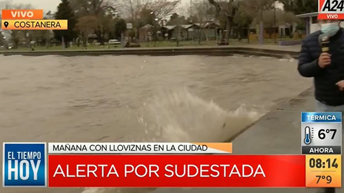 En la costa de Quilmes el agua desbordó en la costanera y llegó hasta los árboles. El agua golpea fuerte contra la escollera  por las ráfagas de viento. (Foto: captura de pantalla)