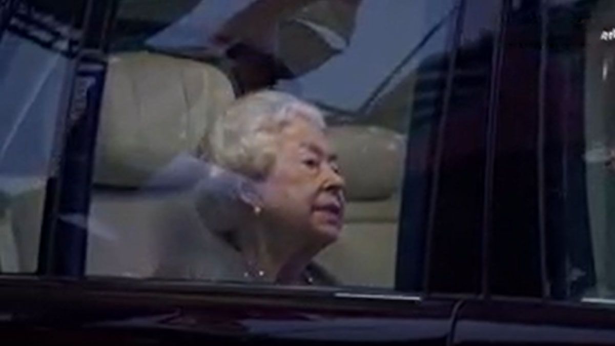 La reina Isabel II en auto, en su reaparición ante el público, al llegar al Castillo de Windsor (Foto: Gentileza Washington Post)