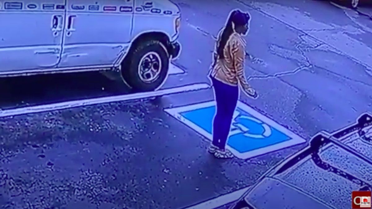 Una joven festejó bailando luego de conseguir trabajo y se volvió viral.