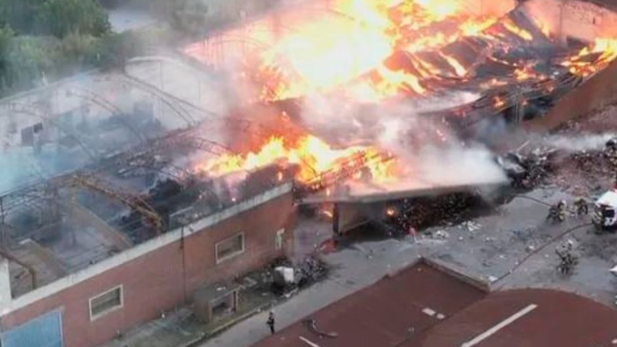 Feroz incendio en Quilmes: 11 dotaciones de bomberos combaten el fuego (Foto: Télam)