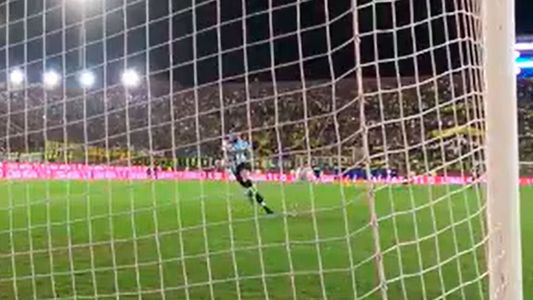 Sin explicación: el penal de Insúa en Boca-Racing que se hizo viral por su extraño efecto
