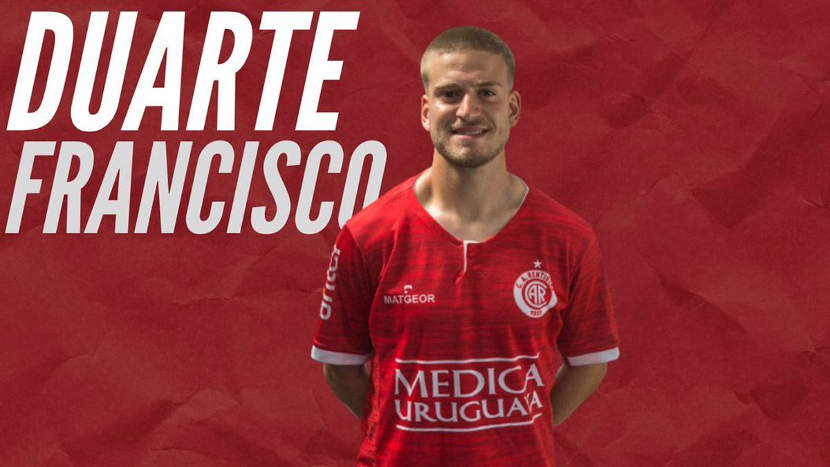 Un futbolista argentino llegó al país, dio positivo de COVID19, lo aislaron y estuvo media hora