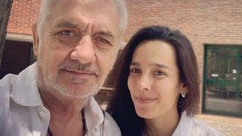 Oscar Cholo Gómez Castañón presentó a su joven novia que conoció por Instagram