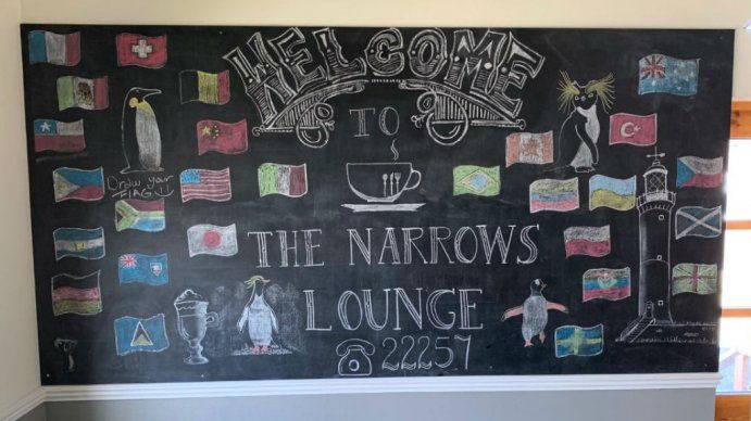 La vida en Malvinas: 11 presos, 21 desempleados y una pequeña bandera argentina