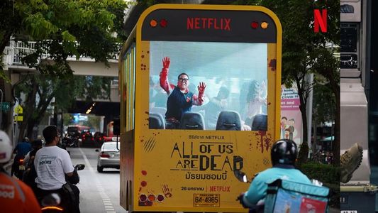 Un micro ensangrentado se paseó por las calles de Tailandia para promocionar una nueva serie de Netflix sobre zombies