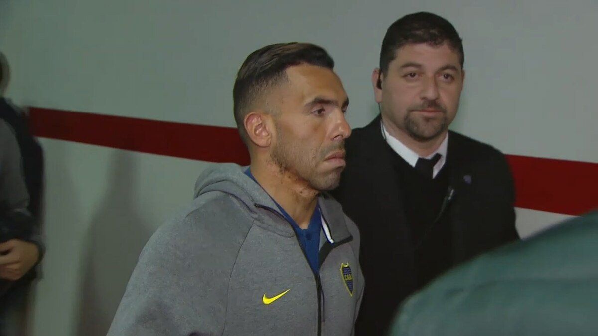El gesto adusto de Tevez al ingresar al vestuario del Monumental, sabiendo que será suplente