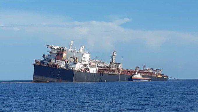 Peligro de desastre: un buque tanque venezolano se hunde en el Caribe con 1 millón de barriles de crudo