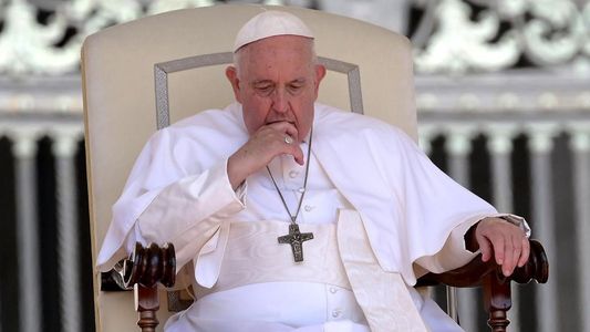 El Papa Francisco reveló que padece una enfermedad en los pulmones