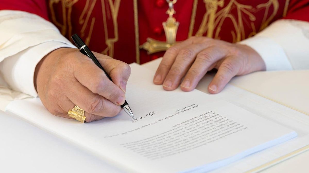 El Papa firma su primera encíclica, con la que alerta sobre los peligros de una dependencia excesiva de la inteligencia artificial y el enorme poder de quienes la controlen. (Foto: Vatican News)