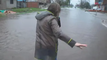 Una periodista se cayó al agua mientras cubría las inundaciones en La Plata