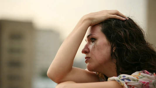 Le dijeron que su bebé estaba muerto hace 17 años y ahora supo qué persona de íntima confianza se lo robó