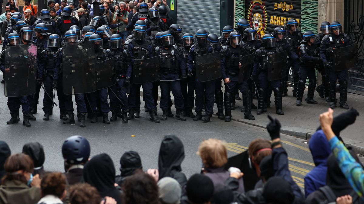 Otro de los múltiples enfrentamientos entre los manifestantes o policías.(Reuters)