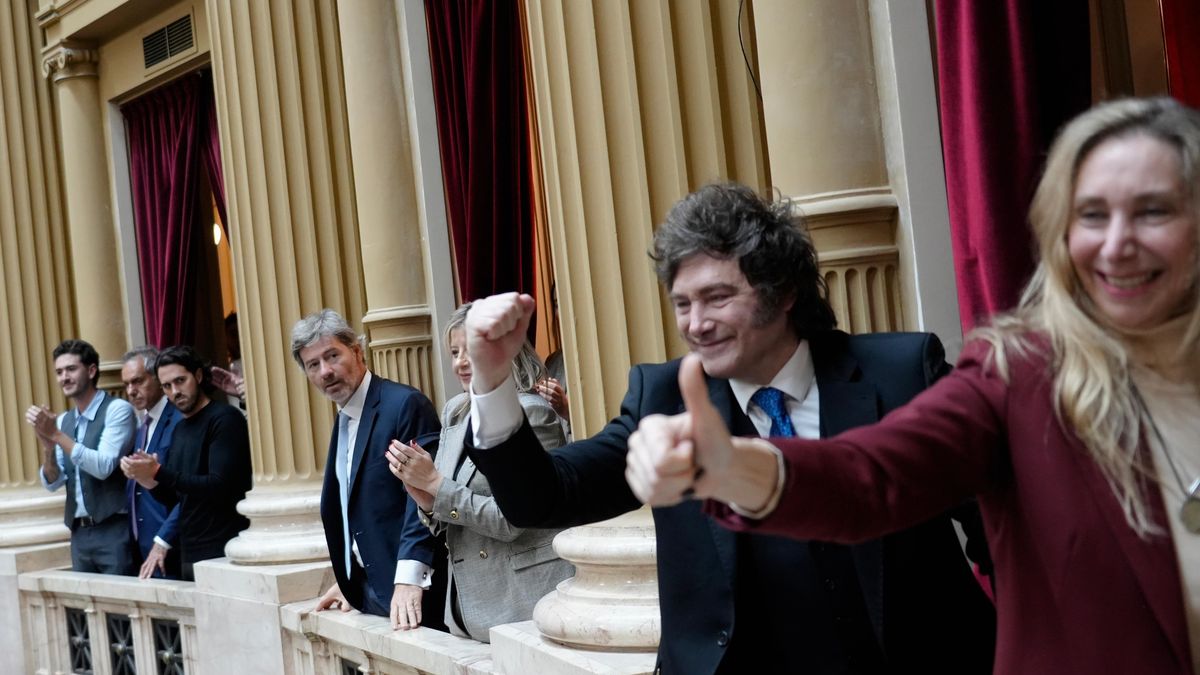Javier y Karina Milei apoyaron a Manuel Adorni desde los palcos de la Cámara de Diputados. Foto: Presidencia.