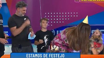 Isabella y Paul sorprendieron en vivo a Flor de la V en el día de su cumpleaños 47