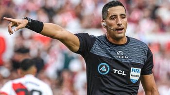 Qué pasará con el árbitro Yael Falcón Pérez tras su polémica actuación en River-Platense