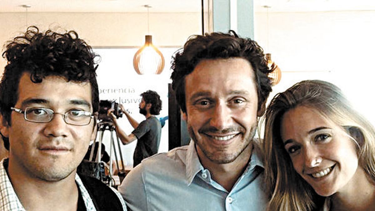 Simpático. El actor posó con algunos de los extras mendocinos que participaron en la cinta, como la actriz Sofía Silva.