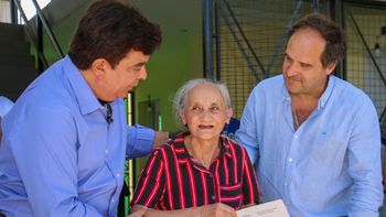 Santiago Maggiotti y Fernando Espinoza entregaron las primeras viviendas del Programa Reconstruir