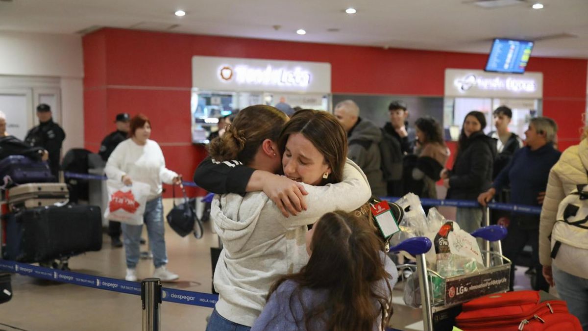 Esta tarde arribó al aeropuerto internacional de Ezeiza el vuelo con los argentinos provenientes de Roma (Foto: redes).