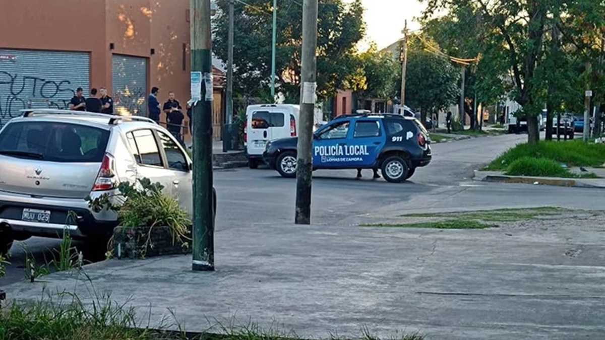 Se cree que los delincuentes saltaron una reja ubicada en el frente de la vivienda. (Foto: Policía de la Provincia de Buenos Aires)