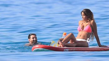 Antonella Roccuzzo y Lionel Messi se mimaron en medio del mar