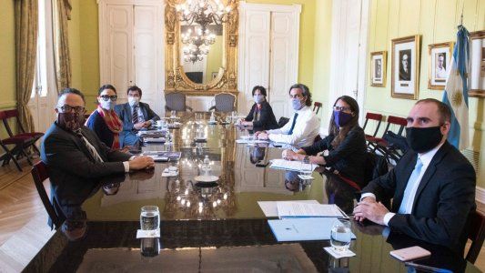 Se recalienta la interna del Gobierno con los movimientos sociales y preparan un Plan Feliz Navidad para contener la crisis